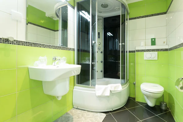 Interno di un bagno moderno con pareti verdi — Foto Stock