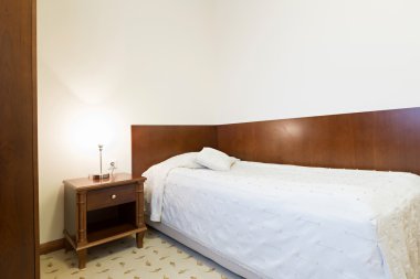 Bir otel odasının içinde.