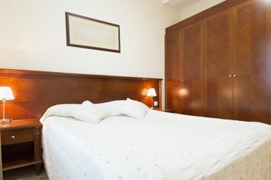 Bir otel odasının içinde.