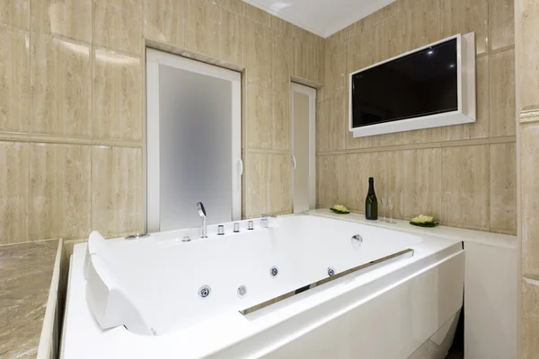 Bañera de hidromasaje y pantalla de televisión en baño de lujo — Foto de Stock