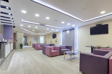 Geniş bir modern klinik bekleme odasında