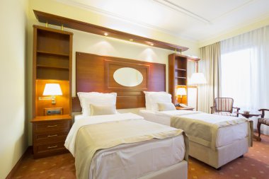 Zarif otel ikiz yatak odası