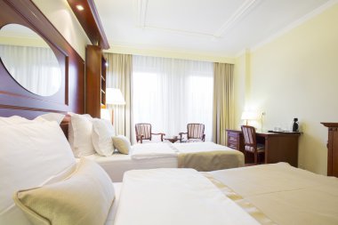 Zarif otel ikiz yatak odası