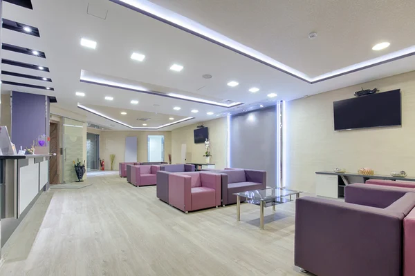 Geniş bir modern klinik bekleme odasında