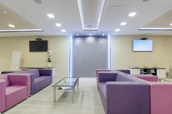 Geniş bir modern klinik bekleme odasında — Stok fotoğraf