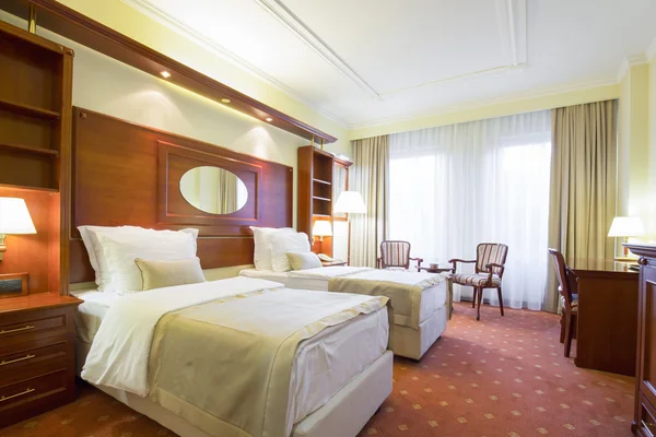 Elegantní hotel Dvoulůžkový pokoj — Stock fotografie