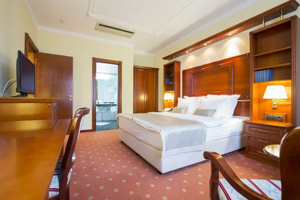 Elegante camera da letto dell'hotel interno — Foto Stock