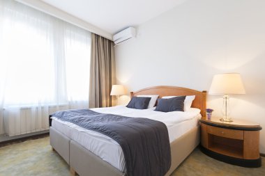 bir adet Çift Kişilik Yatak otel odasında iç