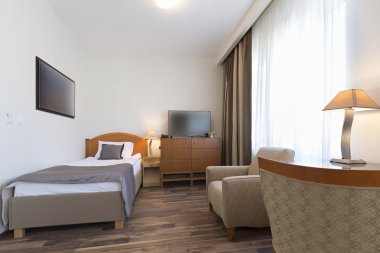 Bir otel odasının içinde.