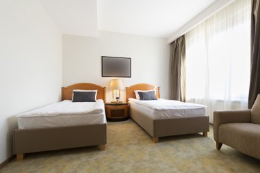 bir adet Çift Kişilik Yatak otel odasında iç