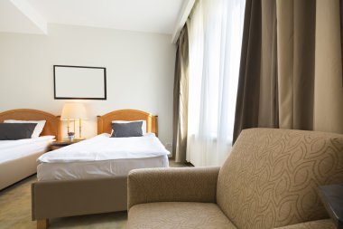 Bir otel odasının içinde.