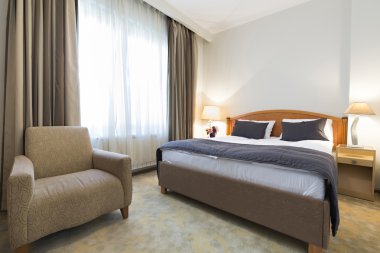 bir adet Çift Kişilik Yatak otel odasında iç