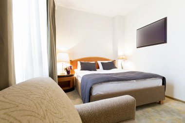 bir adet Çift Kişilik Yatak otel odasında iç