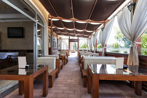 Elegant shaded sidewalk cafe — Stock Photo, Image