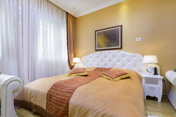 エレガントなホテルの寝室のインテリア — ストック写真