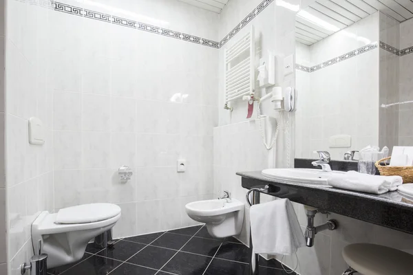 Spacieuse salle de bain de l'hôtel intérieur — Photo