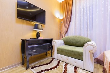 Bir otel odasında - koltuk ve tv iç