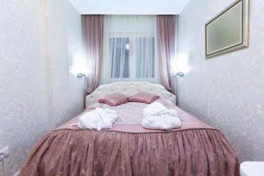 Bir otel odasının içinde.