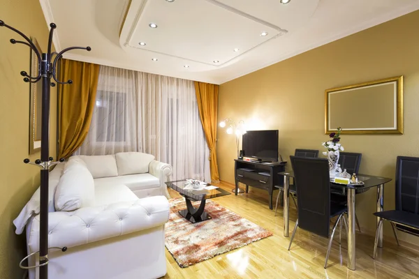 Instalación de aislamiento termal en la buhardilla con escalera