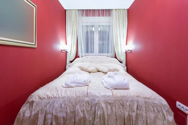 赤い壁の寝室のインテリア — ストック写真