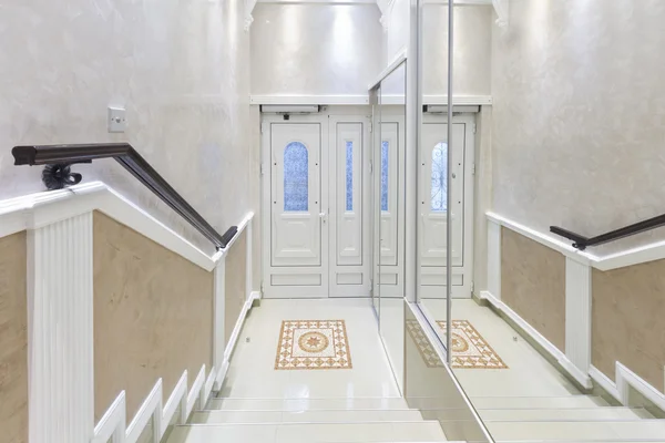 Elegantní vstupní hala a schodiště — Stock fotografie