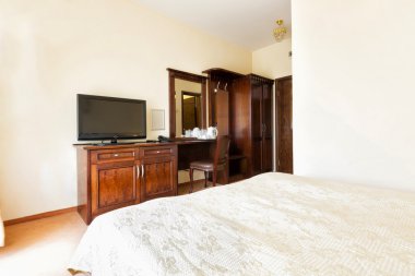 Bir otel odasının içinde.