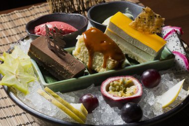 Oryantal restauran buz üzerinde çeşitli meyve ve tatlılar servis