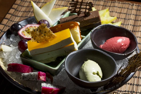 Diverse frukt och efterrätter serveras på is i orientaliskt restauran — Stockfoto