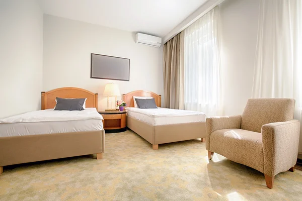 Interior of a twin hotel room — Stock Photo, Image
