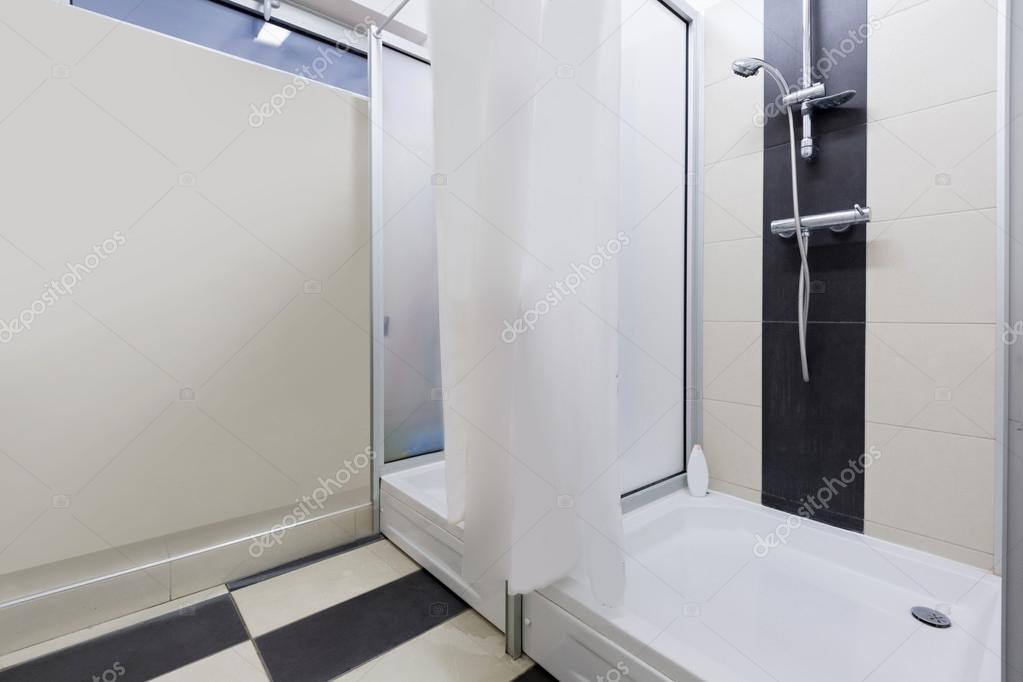 Cuarto de ducha en el gimnasio — Foto de stock © rilueda #93698214 Cuarto de ducha en el gimnasio — Foto de stock © rilueda #93698214