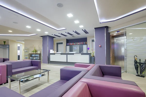 Geniş bir modern klinik bekleme odasında