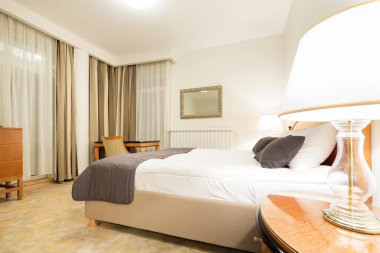 Akşam bir otel odasında iç