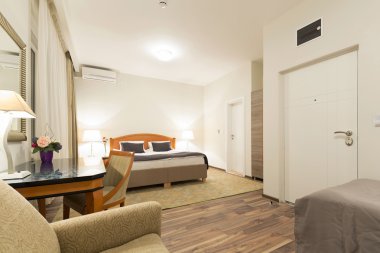 Bir otel dairesinin içinde.