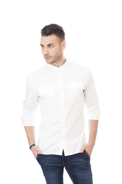 Ritratto di un bel giovanotto in camicia bianca e jeans — Foto Stock