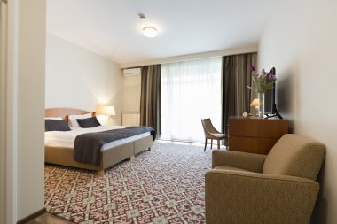 Bir otel dairesinin içinde.