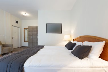 bir adet Çift Kişilik Yatak otel odasında iç