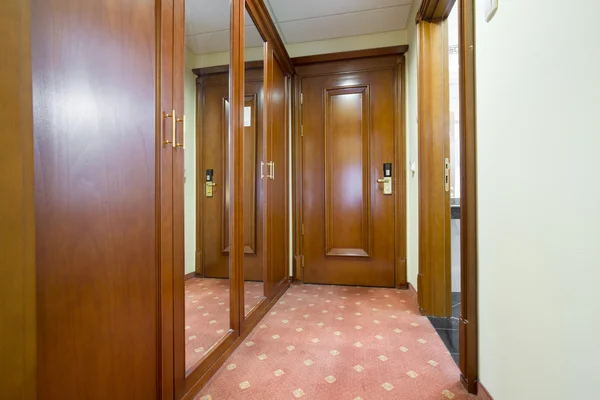 Hall de entrada em um quarto de hotel — Fotografia de Stock