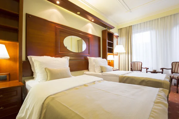 Zarif otel ikiz yatak odası