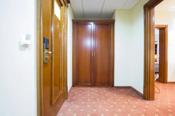 Hall de entrada en una habitación de hotel — Foto de Stock