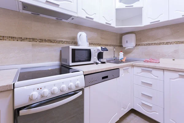 Кухня в современной квартире — стоковое фото