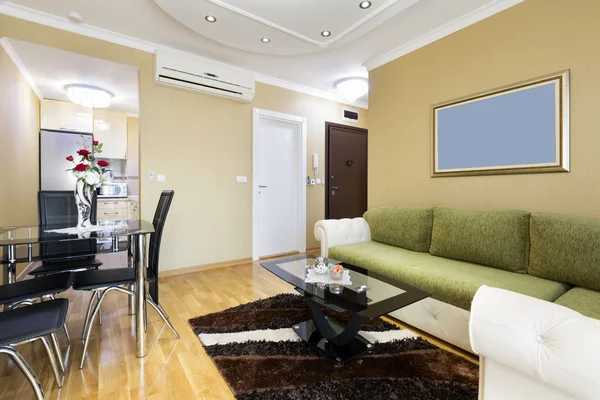 Interiér obývacího pokoje luxusní byt — Stock fotografie