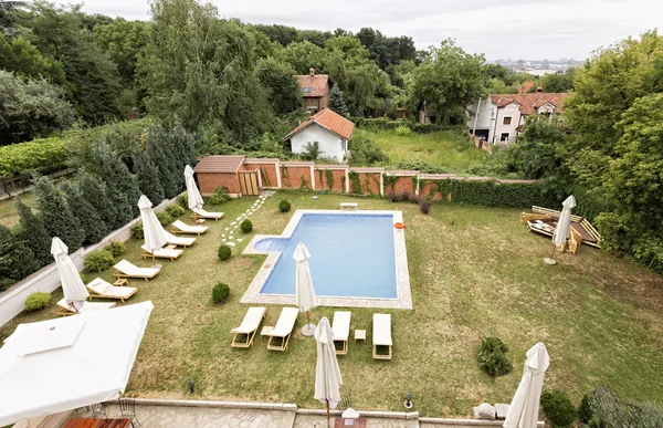 Luftaufnahme eines Hotelschwimmbeckens — Stockfoto