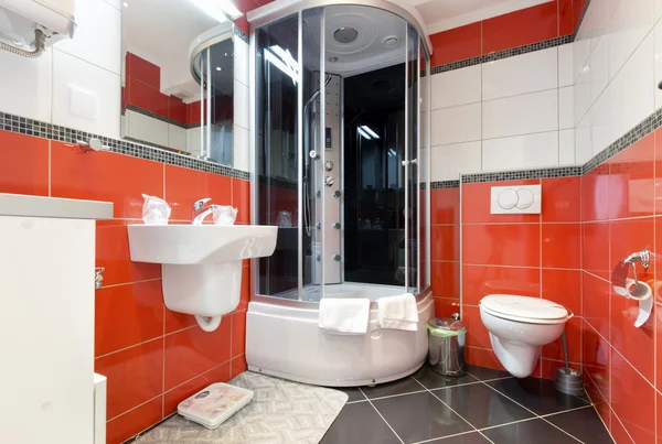 Intérieur d'une salle de bain moderne avec des murs rouges — Photo