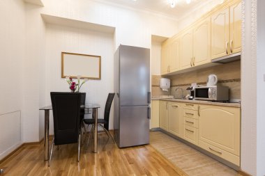 Mutfak ve yemek masası modern bir daire içinde