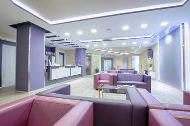 Geniş bir modern klinik bekleme odasında