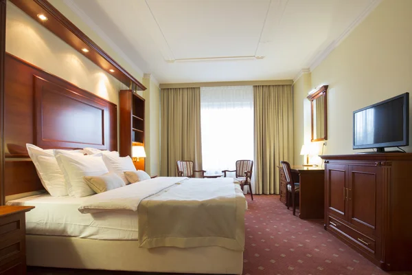 Elegancki hotel sypialnia wnętrza — Zdjęcie stockowe