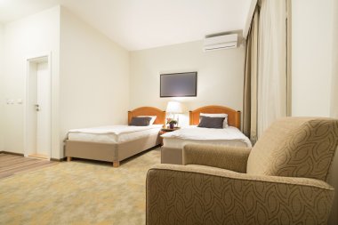 Akşam bir otel odasında iç