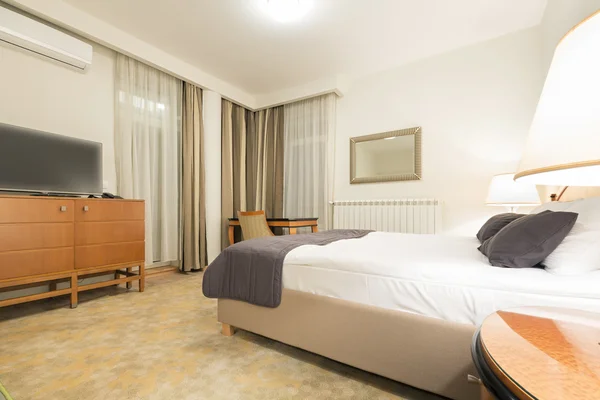 Interior of a hotel bedroom in the evening — Stock Photo, Image