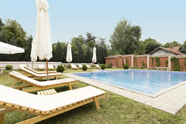 Bir tatil önünde özel havuz — Stok fotoğraf