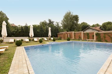 Bir tatil önünde özel havuz